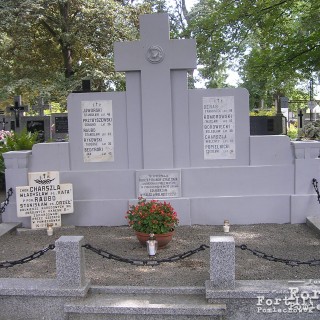 Grób Jana Bedyńskiego gdzie spoczywa wraz z pozostałymi żołnierzami 11 pułku ułanów na cmentarzu przy Płońskiej w Ciechanowie.