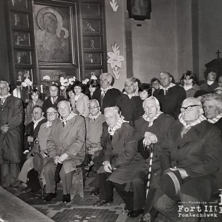 Uroczystość ofiarowania wotum byłych więźniów obozów hitlerowskich  w kościele w Imielnicy (1981 r.). Franciszek Bodal siedzi w pierwszym rzędzie, drugi od prawej