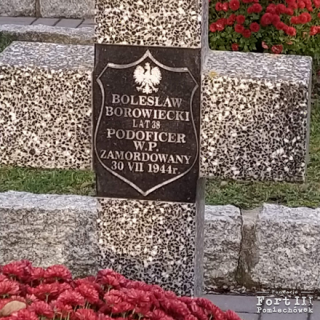 Grób symboliczny Bolesława Borowieckiego na cmentarzu w Ciechanowie