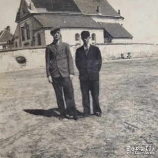 Edmund od lewej strony. W tle odbudowany kościół w Zakroczymiu.