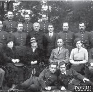 Pracownicy nadleśnictwa Kromnów (1936 r.); Edward Chłądzyński siedzi pierwszy od lewej