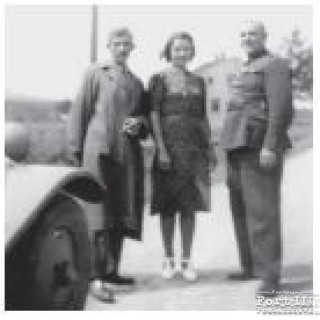 Edward Chłądzyński (od prawej) z żoną Heleną i leśniczym Czarnockim