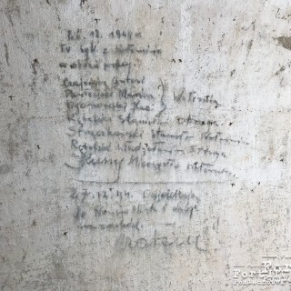 Ostatni napis na ścianie podziemnego korytarza Fortu III wykonany w czasie II wojny światowej. Zgodnie z informacją otrzymaną od wnuka, napis został wykonany przez pana Antoniego Czajewicza