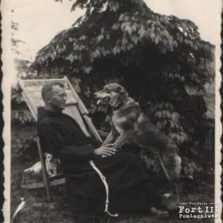 Zdjęcie Ojca z przyklasztornego ogrodu w Zakroczymiu z psem Kruczkiem - 1941 r.