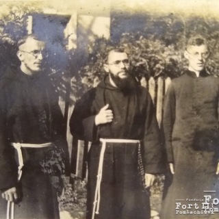 Ojciec Cyryl (pierwszy z lewej strony) z zakonnikami