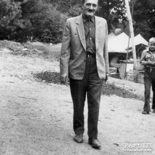Mieczysław Dylewski jako gość na obozie harcerskim w Cieksynie, opowiadając druhom swoją historię ( rok 1969)