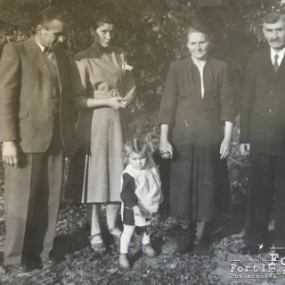 Giszczyńska Kazimiera (druga od prawej) wraz z mężem, córką Marianną, zięciem i wnuczką.