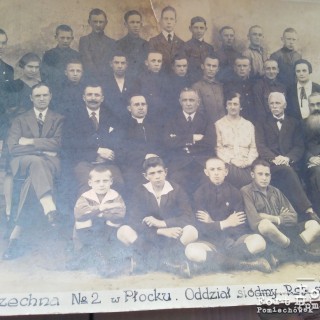Zdjęcie grupowe ze szkoły powszechnej. Stanisław jest w środku w pierwszym rzędzie od góry w jasnej marynarce.