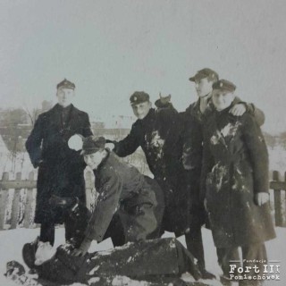 Stanisław stoi pierwszy z lewej, tuż nad chłopakami leżącymi na śniegu - czasy szkolne.