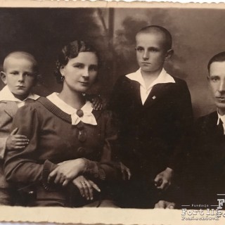 Wacław Jeżółkowski z żoną Czesławą i synami-Zenonem i Jerzym