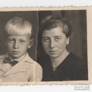 Janina Karłowicz z synem  w wieku 36 lat (pół roku  przed śmiercią)