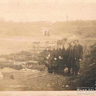 Zdjęcie z ekshumacji (druga od lewej to prawdopodobnie żona - Czesława Kawiecka)