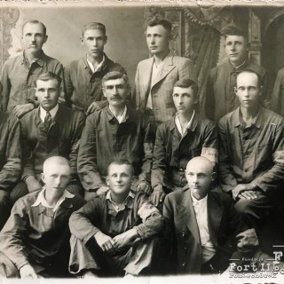 Zdjęcie z robót przymusowych na terenie Rosji 1941 r.,Edward Klemański- dolny rząd, pierwszy z lewej strony