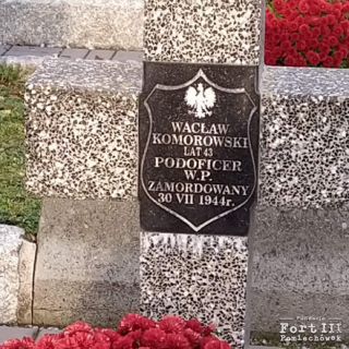 Grób symboliczny Wacława Komorowskiego na cmentarzu w Ciechanowie