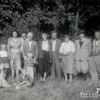 Rodzinne zdjęcie Bolesława Kowalewskiego (szósty od lewej) we wsi Nowe Budy ok.1960 roku