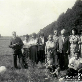 Rodzinne zdjęcie Bolesława Kowalewskiego (trzeci od prawej) we wsi Nowe Budy ok.1960 roku