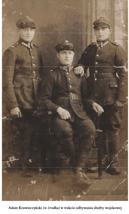 Adam Krawieczyński (w środku) w trakcie odbywania służby wojskowej