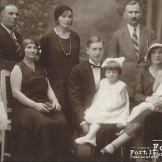 Tadeusz Kwiatkowski (siedzi na środku) oraz jego szwagier Mieczysław Laskowski stoi pierwszy z prawej
