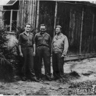 Stefan Lemaniak (od prawej) z bratem Władysławem (w środku) i osobą nieznaną, przez obozowym barakiem w Mauthausen, po wyzwoleniu obozu w 1945 r.