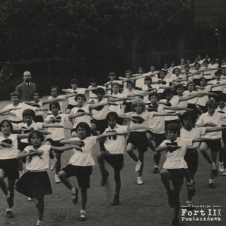 Lekcja gimnastyki w Szkole Powszechnej w Płońsku ok. 1930 r. Na zdjęciu Piotr Tomczak kierownik szkoły oraz Czesław Markiewicz.