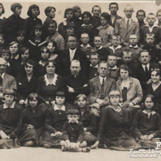 Czesław Markiewicz (w trzecim rzędzie, w środku) wśród nauczycieli i uczniów Publicznej Szkoły Powszechnej im. Bolesława Chrobrego w Płońsku, 1931 r.