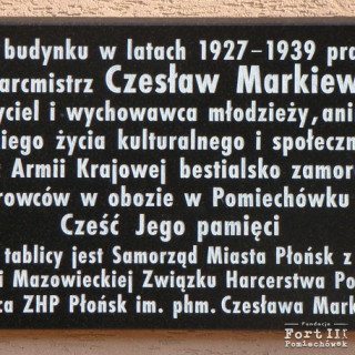Tablica poświęcona pamięci podharcmistrza Czesława Markiewicza, wmurowana w ścianę budynku Publicznego Gimnazjum nr 2 im. Bolesława Chrobrego w Płońsku, odsłonięta 25 września 2011 r.