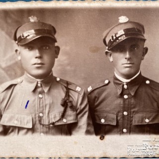 Józef Mączewski w mundurze 32 pułku piechoty (od lewej) z kolegą.