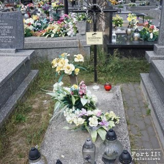 grób na cmentarzu w Cieksynie