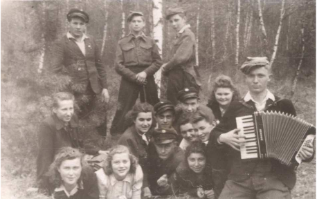 Edward Remliger (w drugim rzędzie, trzeci z lewej) w gronie uczniów płońskiego gimnazjum, okolice Płońska ok. 1947 r.