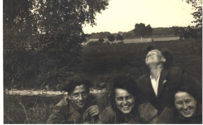 Marta Remliger (druga z lewej) przebywająca w latach 1944-1945 na robotach przymusowych w Niemczech. Fotografia wykonana tuz po wyzwoleniu w Niemczech w 1945 r.