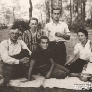 Od lewej: Stanisław i Weronika Remligerowie z córką. Martą i synem Tadeuszem, z prawej znajoma Państwa Remligerów z córką, Koziminy Nowe ok. 1943 r.