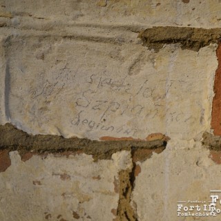 Napis wyryty przez więźnia na ścianie w budynku koszar w Forcie