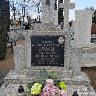 Grób na cmentarzu parafialnym w Imielnicy - Płocku