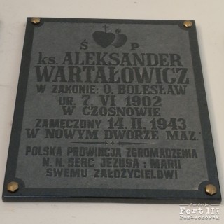 Tablica upamiętniająca ks. Aleksandra Wartałowicza w kruchcie kościoła parafialnego w Łomnie, miejscu Chrztu kapłana.