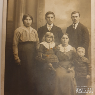 Jan Wilczyński (chłopiec stojący po prawej stronie) z mamą Marianną, siostrą Julianną oraz rodzeństwem mamy. Zdjęcie wysłane do Jana Wilczyńskiego w 1915 roku do obozu (str.1)