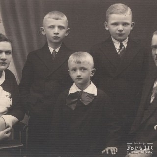 Karol Wojtulewicz z żoną Lucyną i synami (od lewej) :Zdzisławem, Adamem i Stefanem