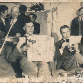 Orkiestra w której grał Wincenty Woźnicki. Wincenty grał na klarnecie (siedzi pierwszy z prawej).