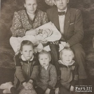 Wincenty z żoną Reginą i córkami (od lewej): Janina, Danuta, Bożena oraz w beciku Ewa
