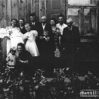 Na zdjęciu dwuletnia Ela Zmysłowska wraz z rodziną, Sochocin, wrzesień 1943 r.