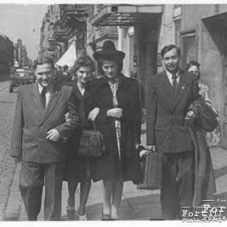 Łabęda Eulalia - druga od lewej. Idzie pod rękę z mężem Zenonem Gibki. Łódź ul. Piotrowska