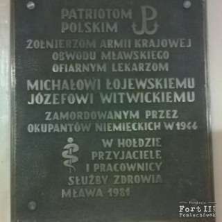 Pamiątkowa tablica na ścianie w szpitalu w Mławie