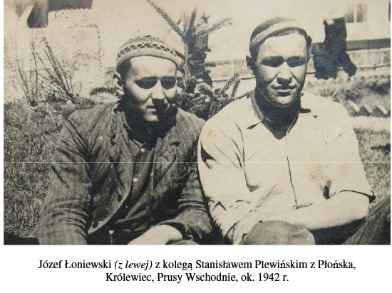 Józef Łoniewski (z lewej strony) podczas pobytu na robotach przymusowych, Królewiec,  ok. 1942 r.