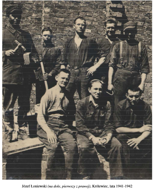 Józef Łoniewski (na dole, pierwszy z prawej) podczas pobytu na robotach przymusowych, Królewiec, ok. 1942 r