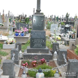 Zdjęcie grobu symbolicznego znajdującego się na Cmentarzu w Nasielsku