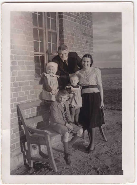 Adam Bomert z żoną i dziećmi