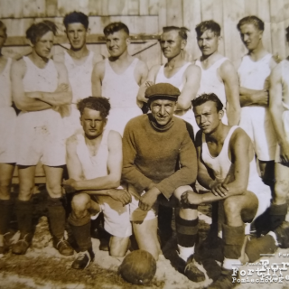 Edmund (stoi trzeci od lewej) z drużyną piłkarską.