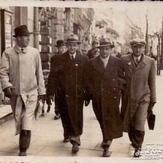 Józef Dębski (drugi od lewej) z kolegami z pracy Warszawa lata 30 XX w.