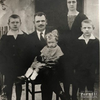 Banaszewska Wacława (na kolanach ojca) wraz z rodziną.