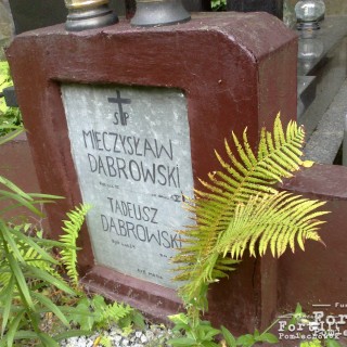 Grób Tadeusza Dąbrowskiego, który spoczywa razem z ojcem na cmentarzu parafialnym w Ciechanowie przy ul. Płońskiej