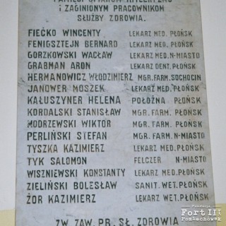 Pamiątkowa tablica pracowników służby zdrowia, ofiar II wojny światowej, zamordowanych m.in. w Pomiechówku, znajdująca się w płońskim szpitalu
